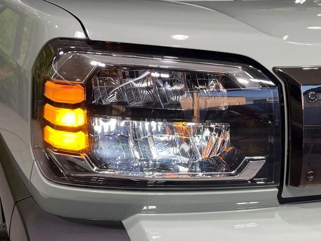 【LEDヘッドライト】悪天候や夜間走行時も良好な視界を確保し安心して運転できる高輝度LEDヘッドライトを装備！点灯速度が早く、消費電力も抑えられています。
