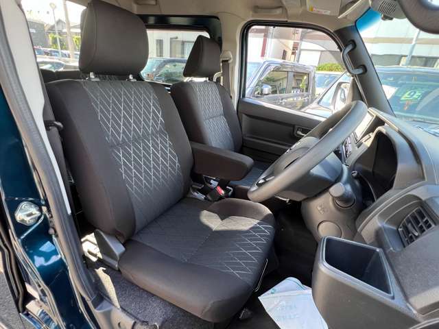 走行6000km台なので、よく乗り降りする運転席脇のヘタリ、スレもなくグッドコンディションです。アームレスト付きで運転も楽々ですね♪