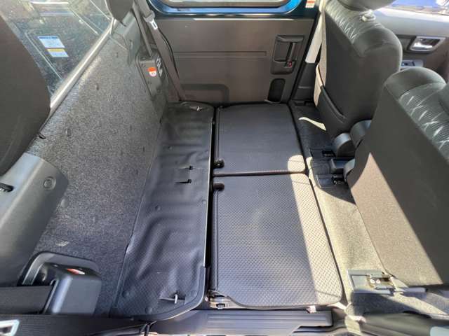 後席は格納するとフルフラットなります。荷台に置きたくない荷物は後席におけますよ。