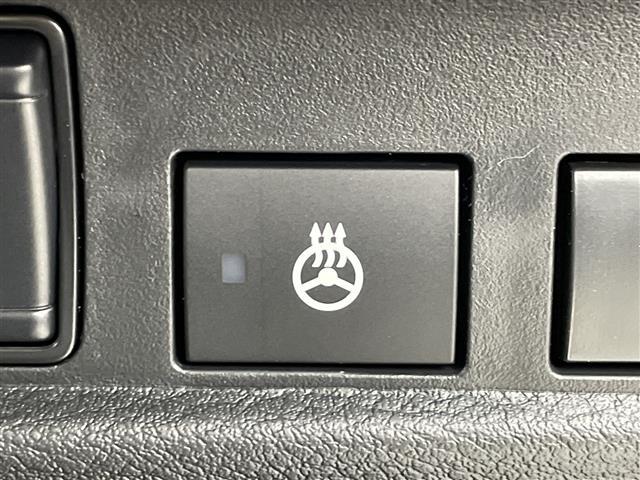 【ステアリングヒーター】冬場の寒い日に手がかじかみながら運転するのはツライですよね。でも、これがあれば安心です！ハンドルのグリップ部がじわっと暖かくなって心までポカポカします。