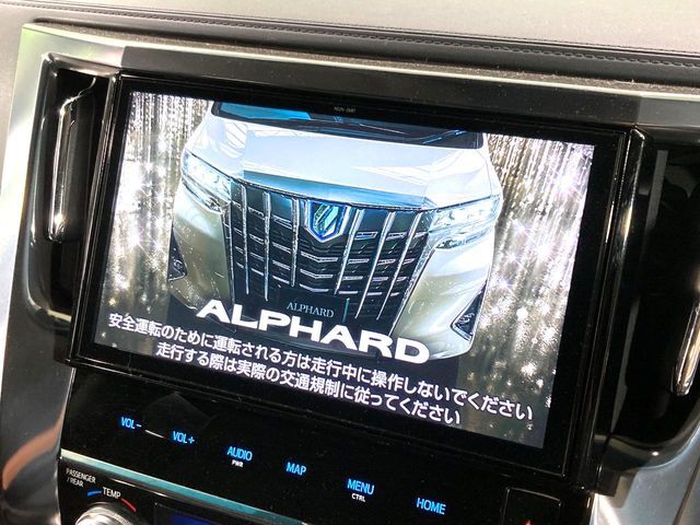 【純正ナビ】人気の純正ナビを装備しております。ナビの使いやすさはもちろん、オーディオ機能も充実！キャンプや旅行はもちろん、通勤や買い物など普段のドライブも楽しくなるはず♪