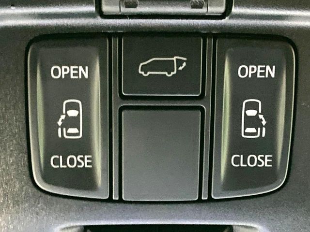 【両側パワースライドドア】スマートキーや運転席のスイッチで後席両側スライドドアの開閉が可能♪電動だから力を入れてドアを開ける必要が無く、小さなお子様でも簡単に開け閉めでき快適です♪
