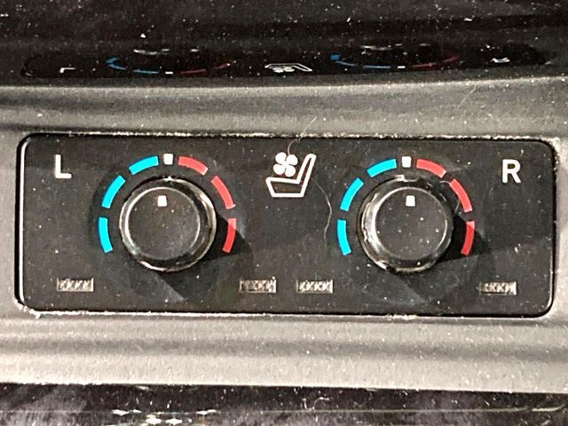 【シートベンチレーション】夏場は涼しい風でお尻や背中の熱やムレを防ぎ、冬はエアコンよりも早く温まってポカポカに！レザーシートにうれしい装備で、季節を問わず快適に過ごせます。