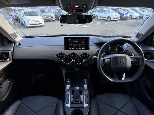 フランス車ならではのオシャレな内装がオススメです！