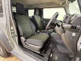 各種ブランドのシートカバーの取り扱いもございます。また、弊社オリジナルフロアマットもご用意しております。自慢の愛車をアレンジしてみてはいかがでしょうか。