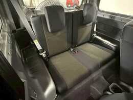 セカンドシートはリクライニング可能でくつろぎの空間。大人二人が乗っても十分なスペースが確保されております。