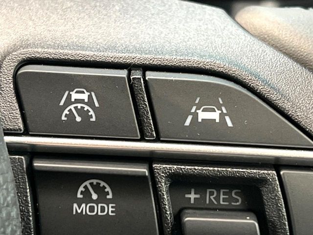 【レーダークルーズコントロール】高速道路での長距離走行が楽に！！自動で速度を保つクルーズコントロールが、衝突軽減システムと連携し、前方の車両を感知して車間を保つように速度調節してくれます！！