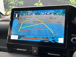 【バックカメラ】駐車時に後方がリアルタイム映像で確認できます。大型商業施設や立体駐車場での駐車時や、夜間のバック時に大活躍！運転スキルに関わらず、今や必須となった装備のひとつです！