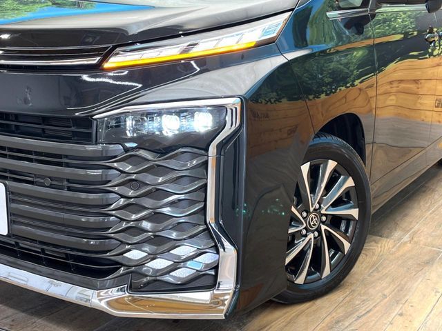 【LEDヘッドライト】悪天候や夜間走行時も良好な視界を確保し安心して運転できる高輝度LEDヘッドライトを装備！点灯速度が早く、消費電力も抑えられています。