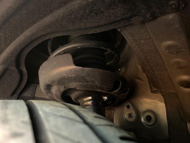 お車を安心してお乗りいただく為には、足回りの定期点検が欠かせません。サービスサポート（有償保証）では無料点検もご提供しており、安心のカーライフをお過ごしいただけるサポート体制が整っています。