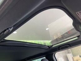 【ガラスルーフ】ガラスルーフ搭載で車内の解放感が一気にアップ！開放的なドライブをお楽しみいただけます。