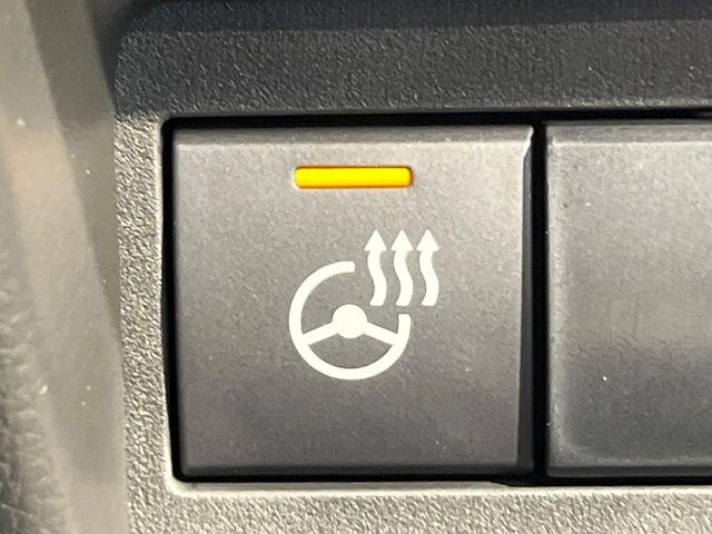 【ステアリングヒーター】冬場に冷たくなりやすい革巻きステアリングを、スイッチ一つで素早く適温に！エアコンよりも早く温まってくれるので、寒い日の運転も快適になりますね♪