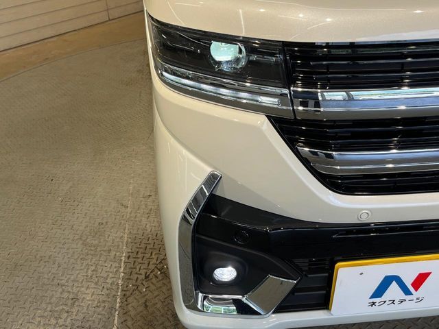 【LEDヘッドライト】悪天候や夜間走行時も良好な視界を確保し安心して運転できる高輝度LEDヘッドライトを装備！点灯速度が早く、消費電力も抑えられています。