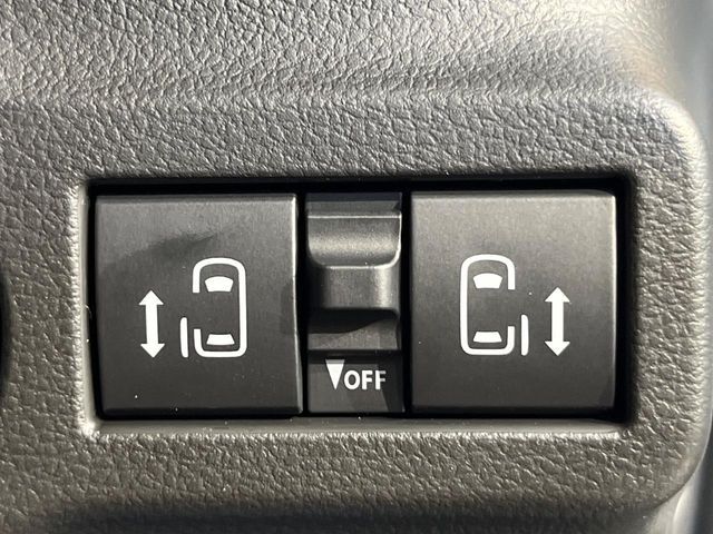 【両側パワースライドドア】スマートキーや運転席のスイッチで後席両側スライドドアの開閉が可能♪電動だから力を入れてドアを開ける必要が無く、小さなお子様でも簡単に開け閉めでき快適です♪