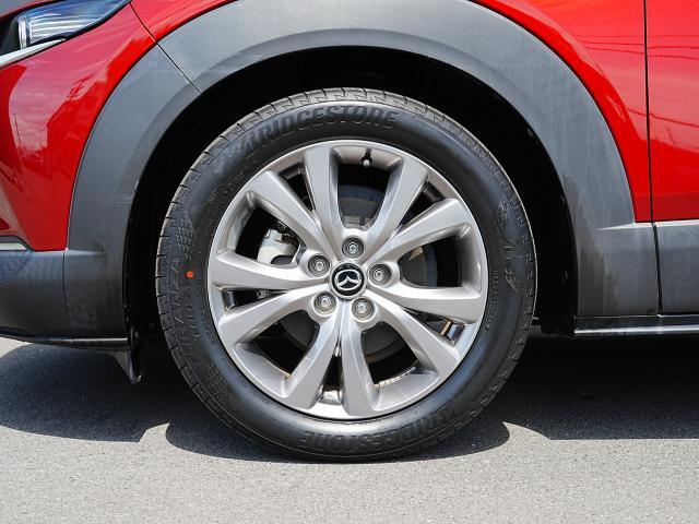 18インチ純正アルミホイールを装備。タイヤサイズは215/55R18となります。