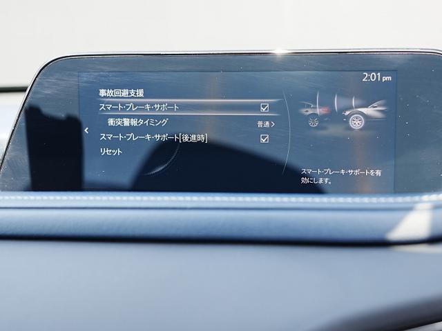 こちらのお車には先進安全装備が多数搭載されています。衝突被害を回避あるいは軽減するためのブレーキや、後方死角からの接近警報、車線逸脱を防止する警報装置など、詳しくはスタッフまでお尋ねください。