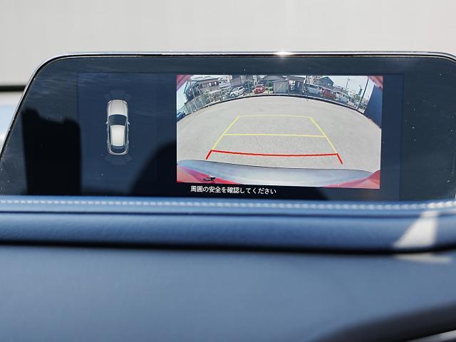 バックカメラを標準装備。駐車場などでの取り回しもスムーズに行っていただけます。