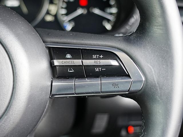 前走車両の速度に合せて、自車の速度を調整できる「MRCC（マツダレーダークルーズコントロール）」を装備しています。