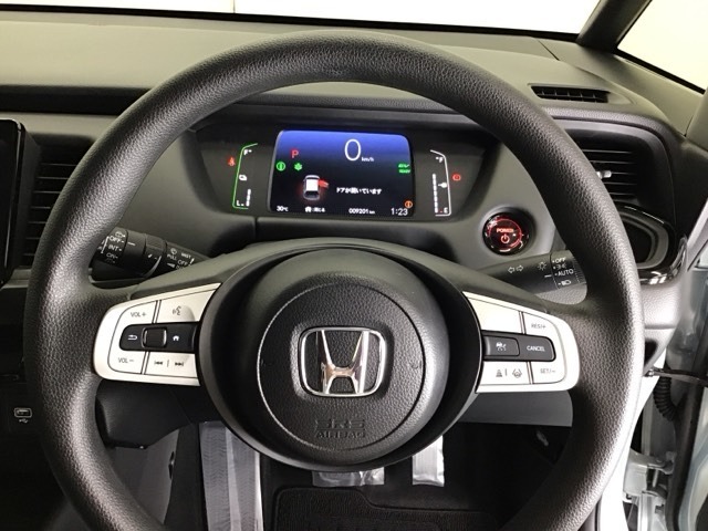 ステアリング右手側に安全運転支援機能のホンダセンシングをコントロールするスイッチ、左手側にオーディオ関連のコントロールスイッチを配置、視線を逸らすことなく運転に集中できます