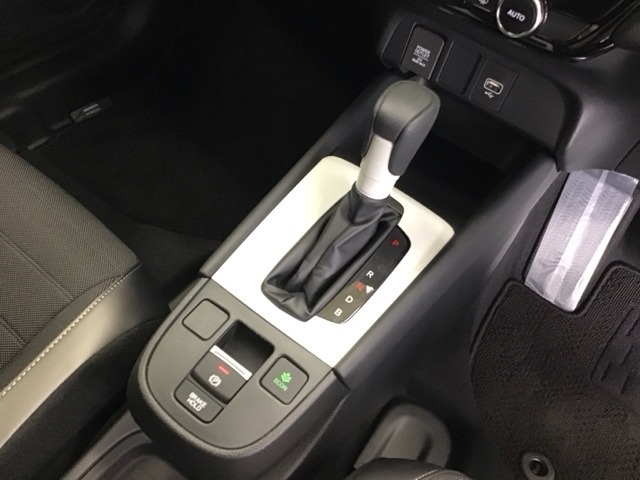 発進時から滑らかに加速する無段階変速のCVTはストップ/ゴーの多い街の中も快適です