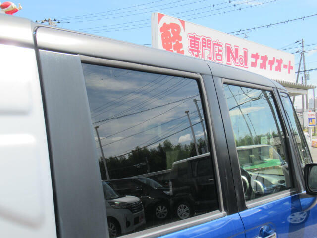 「当社のこだわり」入庫後のお車は選任スタッフによる細部清掃を実施しております。足回り、エンジンルーム、室内、室外を隅々まで綺麗にしております。展示車はキレイです。全国配送も可能ですのでご相談下さい！