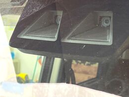 【スマートアシスト】走行中に前方の車両等を認識し、衝突しそうな時は警報とブレーキで衝突回避と被害軽減をアシスト。より安全にドライブをお楽しみいただけます。