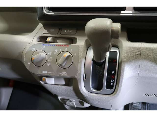 インパネシフトだから視線の移動も少なく足元もスッキリ♪運転席もゆったりしているのでゆとりを持ってドライブできますね！