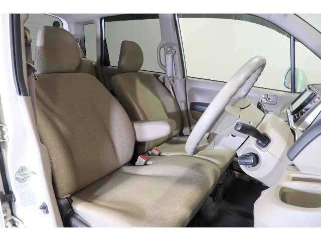 すわり心地の良い運転席・助手席です。長時間のドライブの疲れ軽減に貢献します。どうぞ快適なドライブを♪