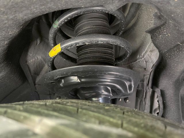 お車を安心してお乗りいただく為には、足回りの定期点検が欠かせません。サービスサポート（有償保証）では無料点検もご提供しており、安心のカーライフをお過ごしいただけるサポート体制が整っています。