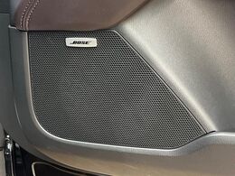 【BOSEサウンドシステム】メーカーオプションの高品位サウンドシステムを搭載。専用のチューニングが施された大小様々なスピーカーから良質なサウンドが奏でられ、臨場感あふれる音響空間を演出します。