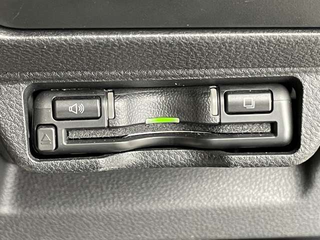 【ETC】有料道路を利用する際に料金所で停止することなく通過できる、ETC車載器（ノンストップ自動料金収受システム機器）が装備されています。セットアップを行うことで利用可能になります。
