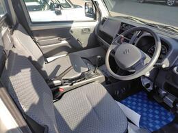 運転席です。キャブオーバタイプで足元のスペースに余裕があります。