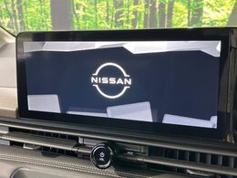 【メーカー純正12型ナビ】インテリアに溶け込むスタイリッシュな「専用設計」メーカーナビを装備♪視認性や操作性など基本性能にも優れ、より上質なカーライフをお楽しみいただけます。