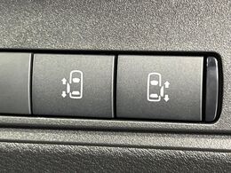 【ハンズフリー機能付き両側パワースライドドア】スライドドアの下に足先を入れてすぐ引くと、自動的にスライドドアが開閉します！荷物で両手がふさがった状態でも、ドアの開閉ができてとっても便利！