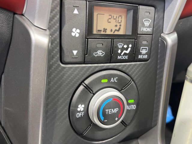 【オートエアコン】一度お好みの温度に設定すれば、車内の温度を検知し風量や温度を自動で調整。暑い…寒い…と何度もスイッチ操作をする必要はありません。快適な車内空間には必須の機能ですね♪