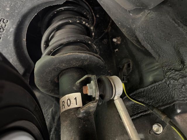お車を安心してお乗りいただく為には、足回りの定期点検が欠かせません。サービスサポート（有償保証）では無料点検もご提供しており、安心のカーライフをお過ごしいただけるサポート体制が整っています。