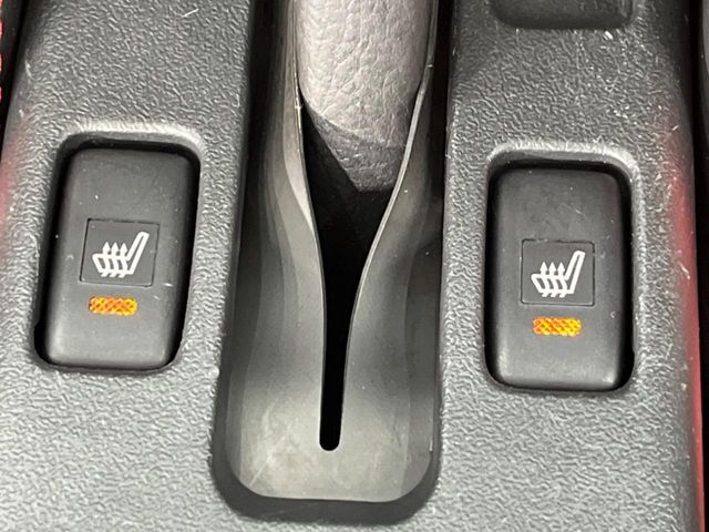 【シートヒーター】寒い日に重宝するシートヒーター！エアコンより早く温まってくれるので寒がりの人も安心ですね♪エアコンの温風は乾燥するから苦手、という方にもをおすすめです。