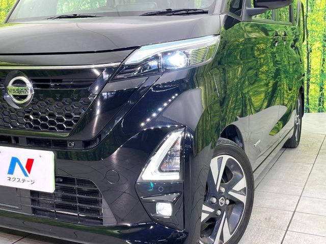 【LEDヘッドライト】悪天候や夜間走行時も良好な視界を確保し安心して運転できる高輝度LEDヘッドライトを装備！点灯速度が早く、消費電力も抑えられています。