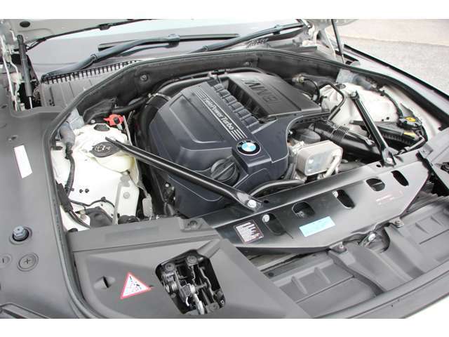 変更後N55新エンジン！3000cc直列6気筒BMWツインパワーターボガソリンエンジン搭載モデルです！320馬力（カタログ値）！走行性能と環境性能を両立した素晴らしいエンジンです！