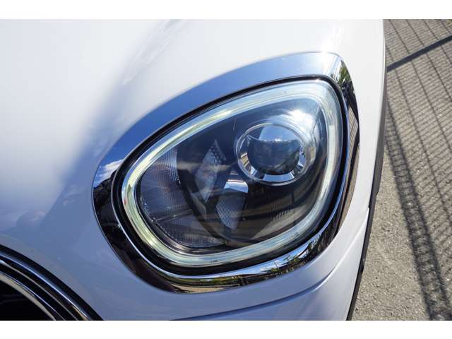 円形のヘッドライトによってどこから見てもMINIを感じていただけます！