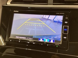 リバースギアに入れるだけで後方の表示へ切り替わります。夜間や雨の日の駐車も楽になりますよ。
