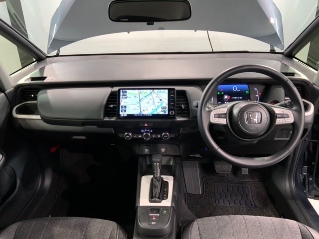 使いやすいレイアウトのダッシュボード周辺です。オートエアコンや小物入れなど嬉しい装備が満載です。