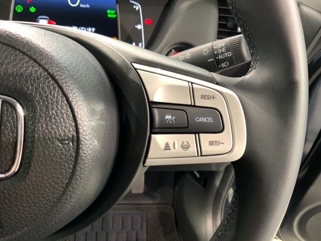 クルーズコントロールを装備しています。高速道路などで一定の速度で走ってくれるので運転が楽ですよ！速度を設定できますので、スピードの出しすぎにも注意できます。