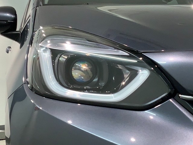 LEDヘッドライトは、点灯の瞬間から最大光量を発揮し、突然暗くなるトンネルなどでの安定感を高めます。