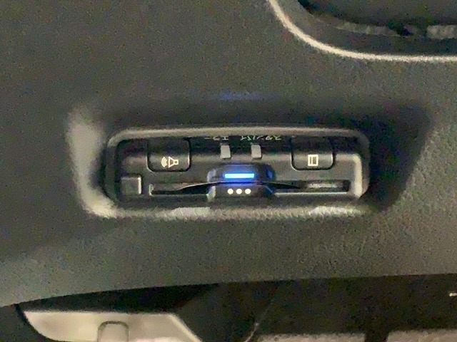 いまや快適なカーライフに欠かせないETCが付いています。