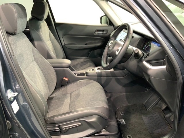 程よい硬さとホールド性が高くロングドライブも疲れにくいシートです。