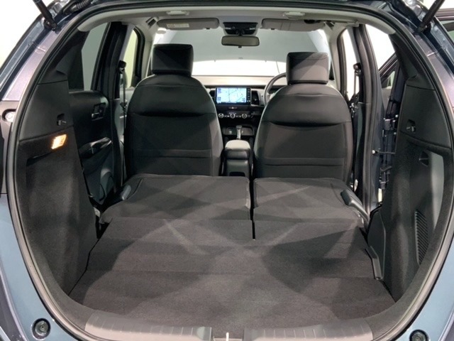 リア席を倒せば広々とした空間の出来上がり！床が低くフラットになり、天井までの高さがありますので積載が便利です。