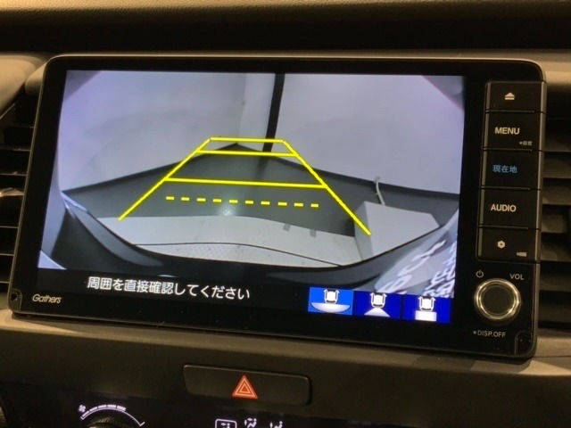 リバースギアに入れるだけで後方の表示へ切り替わります。夜間や雨の日の駐車も楽になりますよ。