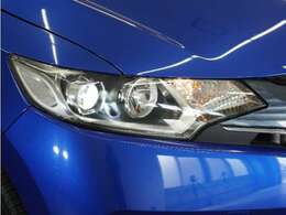 LEDヘッドライトはHIDより明るく省電力のヘッドライトが装着されています。点灯忘れも防止できるオートライトコントロール機能がついているので、夜間のドライブもより安全に楽しめますよ。