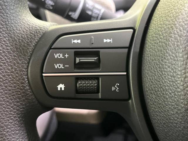 【ステアリングスイッチ】運転中、前方から目線をそらすことなく、オーディオ等の操作が可能な便利機能！安心＆快適なドライブを演出してくれます♪